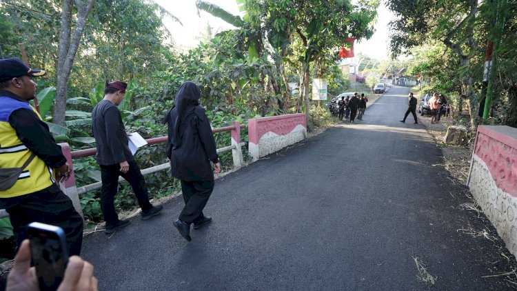 Bupati Banyuwangi Ipuk Fiestiandani mengecek pembangunan infrastruktur jalan/Humas Pemkab Bwi