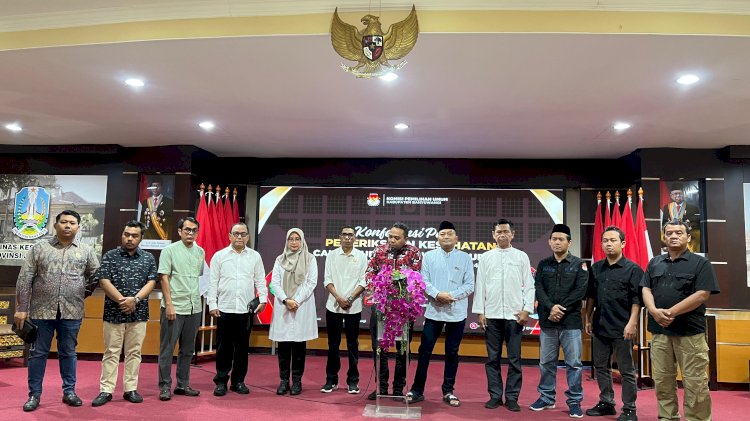Ketua KPU Banyuwangi, Dian Purnawan didampingi kedua paslon serta Komisioner Bawaslu Banyuwangi/ist