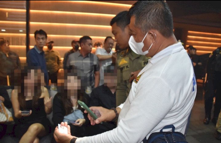 Satpol PP Surabaya melakukan pengawasan di tempat hiburan malam/RMOLJatim