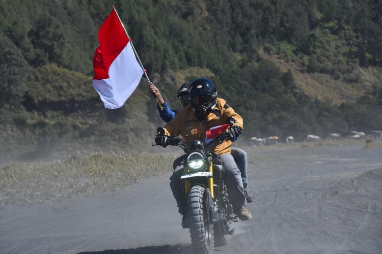 Karyawan SIER berkendara di lautan padang pasir Gunung Bromo 