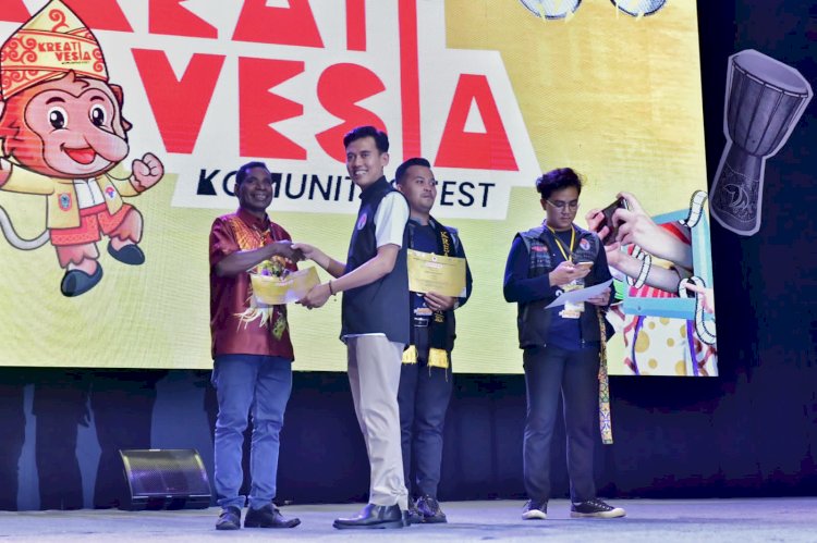 Kreativesia resmi ditutup oleh Deputi Pemberdayaan Pemuda Kemenpora Asrorun Ni’am Sholeh sekaligus penyerahan juara ke peserta/Ist