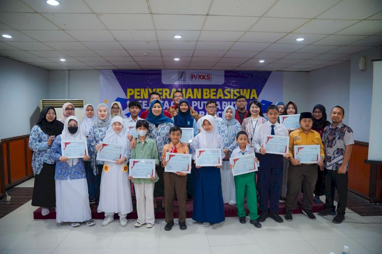 Pemberian beasiswa untuk anak karyawan SIER yang berprestasi 