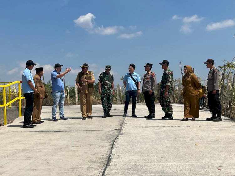 PT BJB bersama pemerintah setempat usai peresmian jalan desa