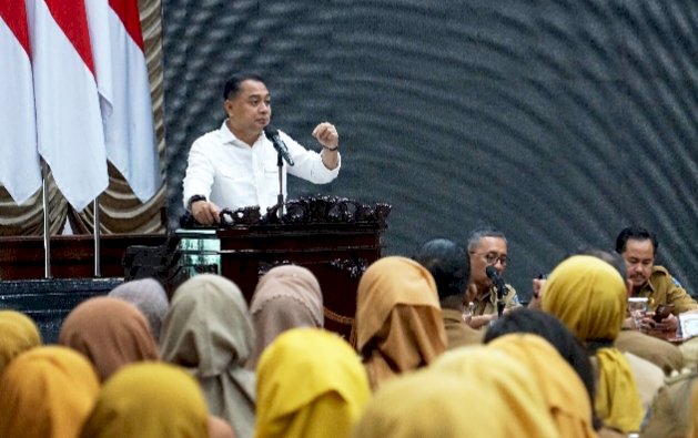 Wali Kota Eri memberikan pengarahan kepada seluruh camat, lurah dan Kepala PD Pemkot Surabaya/RMOLJatim