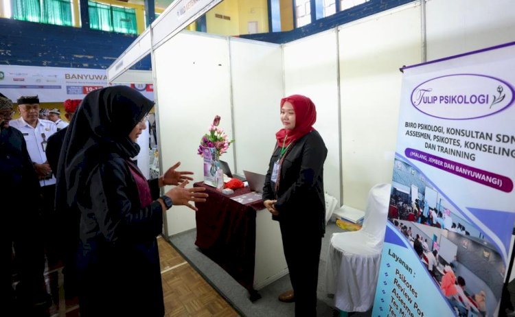 Bupati Ipuk Fiestiandani mengunjungi stand-stand perusahaan yang berpartisipasi dalam Banyuwangi Job Fair/Humas Pemkab Bwi