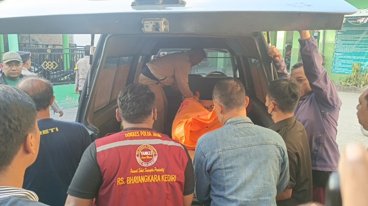 Polisi saat melakukan evakuasi pada kedua korban/Ist