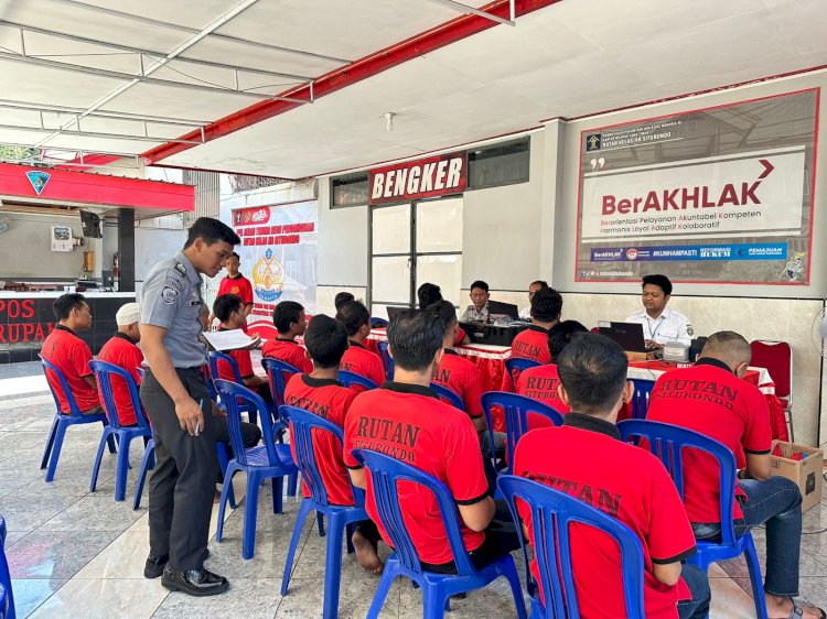 Petugas tetap melakukan pengawasan dalam kegiatan Pemadanan data NIK dan perekaman e-ktp di dalam rutan. 