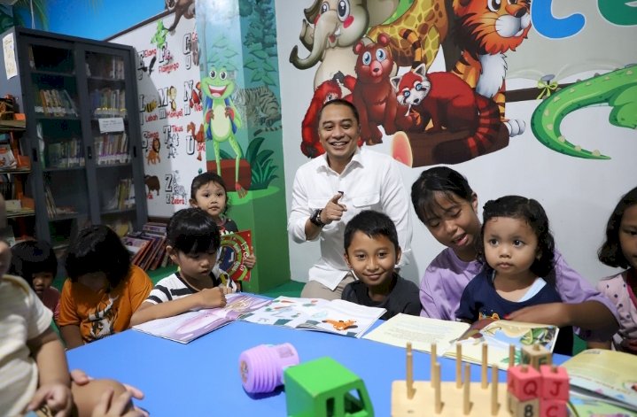 Wali Kota Eri meninjau program Sinau dan Ngaji Bareng di Balai RW/RMOLJatim