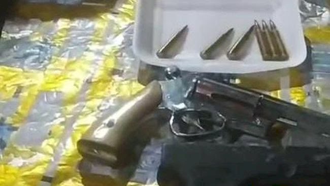 Penampakan dua pucuk pistol yang dipamerkan pria di Sidoarjo/Repro