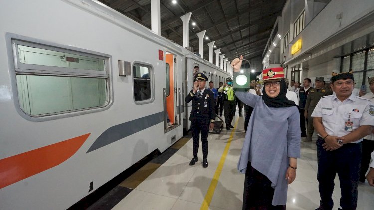 Bupati Banyuwangi, Ipuk Fiestiandani memberangkatkan KA Mutiara Timur/Humas Pemkab Bwi