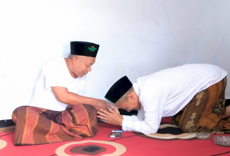 Caption: Bakal calon Bupati Banyuwangi, Gus Ali Makki Zaini bersalaman dengan kiai kampung/RMOLJatim