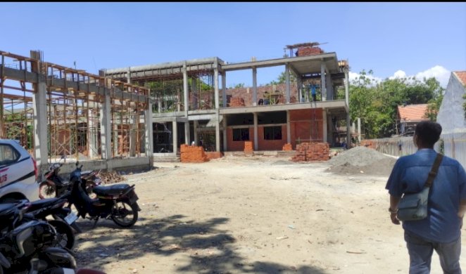 Pekerja proyek pembangunan kantor Kecamatan Kranggan tengah mengebut penyelesaiannya/Ist