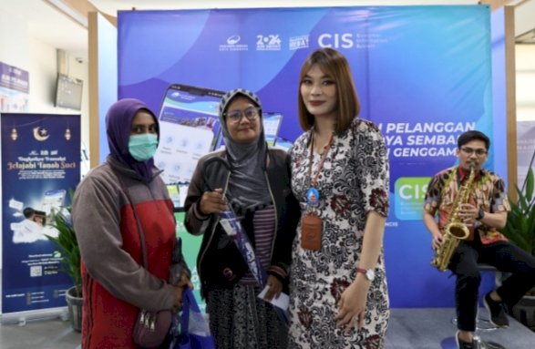 Petugas PDAM Surya Sembada Surabaya bersama pelanggan/RMOLJatim