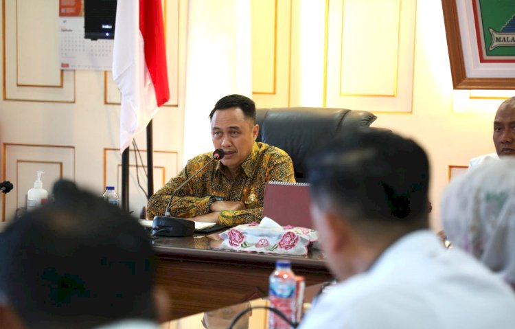 Pj Wali Kota Malang, Iwan Kurniawan saat memimpin rapat/Ist