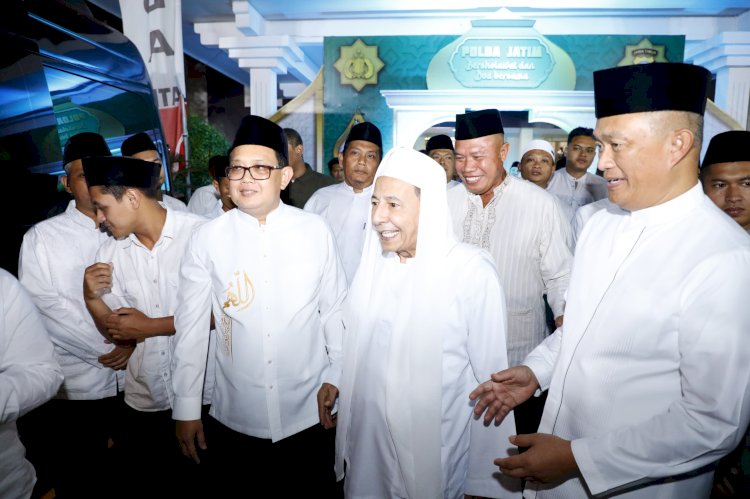 Pj Gubernur Jawa Timur Adhy Karyono saat bersama Habib Lutfi dalam acara sholawat dan doa bersama di Gedung Mahameru Mapolda Jatim, Surabaya, Rabu (4/9) malam/Ist