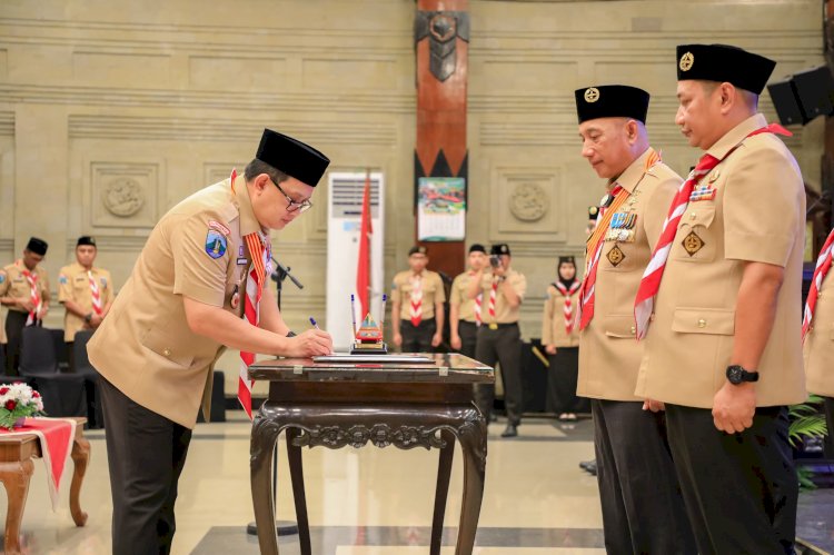 Pj Gubernur Jawa Timur Adhy Karyono melantik pengurus MABI dan pimpinan SAKA pramuka rintisan penanggulangan bencana Jawa Timur masa bakti 2024-2025/Ist