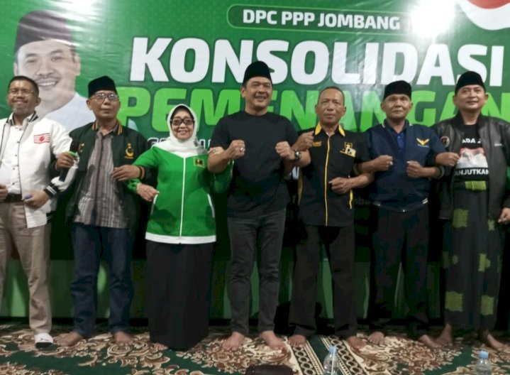 Koalisi Non Parlemen saat deklarasi dukung Mundjidah-Sumrambah/RMOLJatim