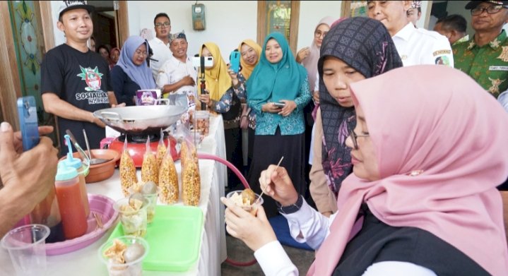 Bupati Banyuwangi, Ipuk Fiestiandani mencicipi jajanan cilok bikinan Milawati, salah satu penerima Program Kanggo Riko/Humas Pemkab Bwi