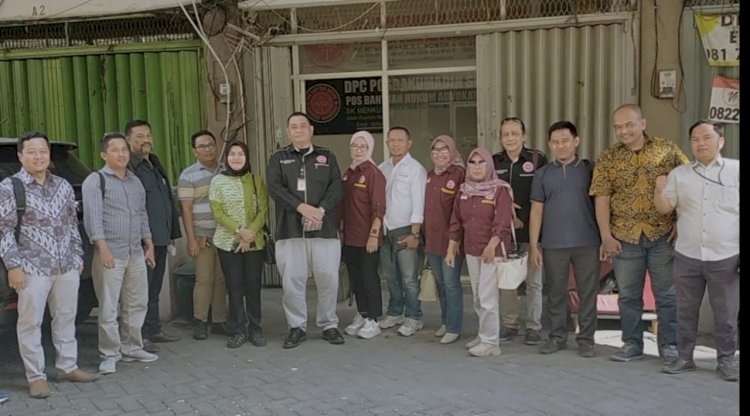 Ketua DPW Peradin Jatim Daniel Karamoy bersama para ketua DPC 