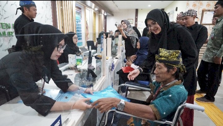 Bupati Banyuwangi Ipuk Fiestiandani memantau kantor pelayanan publik yang ramah terhadap lansia dan disabilitas/Humas Pemkab Bwi