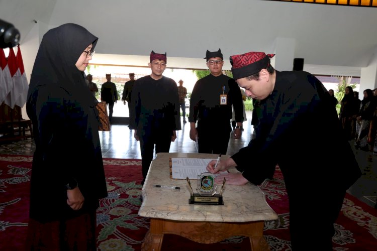 Bupati Banyuwangi Ipuk Fiestiandani menyerahkan SK penetapan Jabatan Fungsional kepada 268 ASN/Humas Pemkab Bwi 