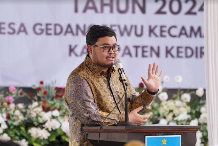 Bupati kediri saat salurkan sertifikat tanah/ist