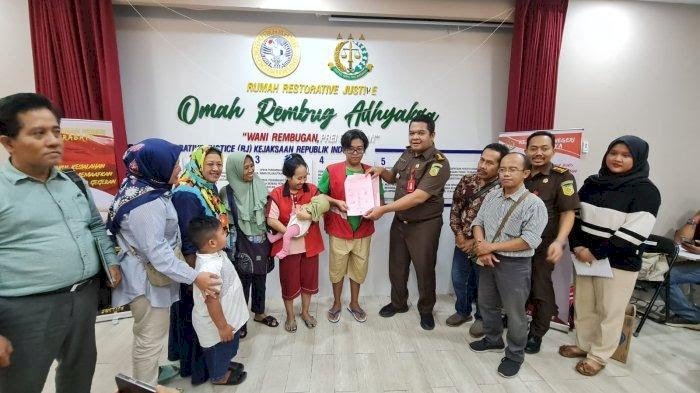 Kejari Surabaya mempertemukan bayi dan orang tuanya melalui penandatanganan Pakta Integritas Perkara Penghentian Penuntutan Berdasarkan Keadilan Restoratif, Kamis (5/9)/Ist