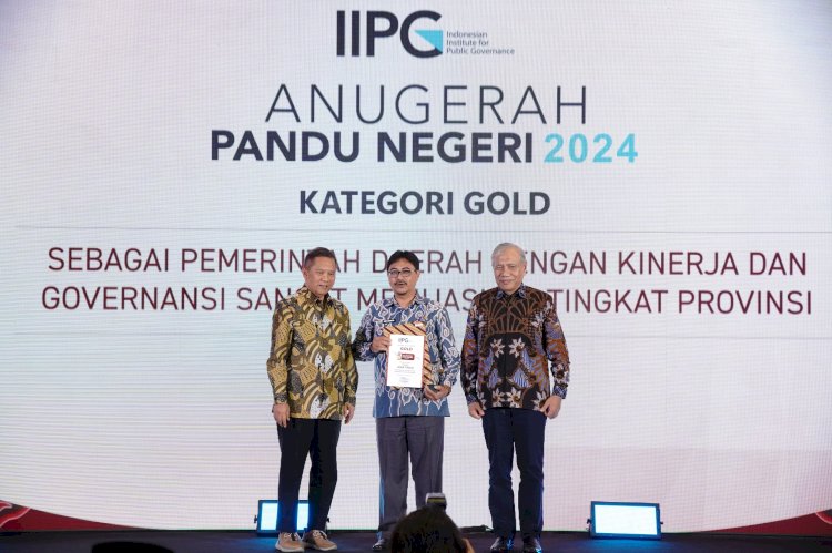 Pemerintah Provinsi Jawa Timur menerima penghargaan Anugerah Pandu Negeri (APN) kategori Gold dari Indonesian Institute For Public Governance (IIPG) di Hotel Aryaduta Jakarta, Kamis (5/9)/Ist