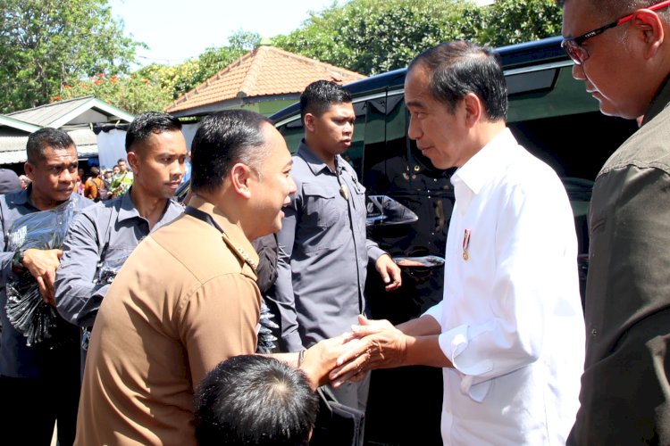 Teks foto: Wali Kota Eri menyambut kedatangan Presiden Jokowi/RMOLJatim