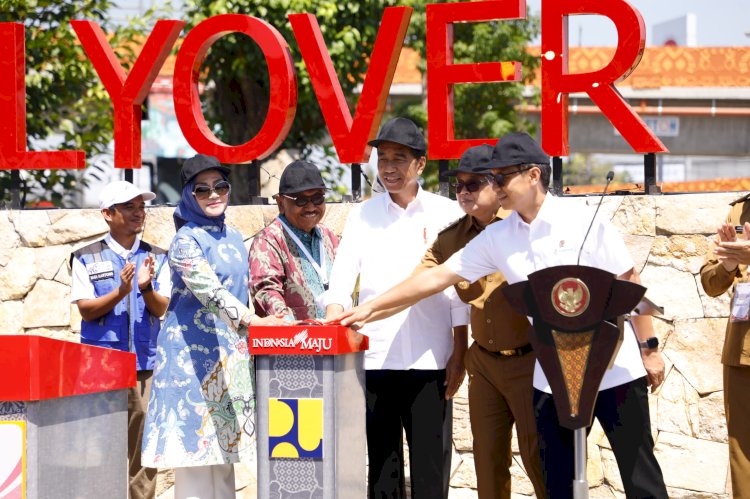 Presiden Jokowi Widodo didampingi Pj Gubernur Jatim Adhy Karyono meresmikan flyover Juanda di Sidoarjo/Ist