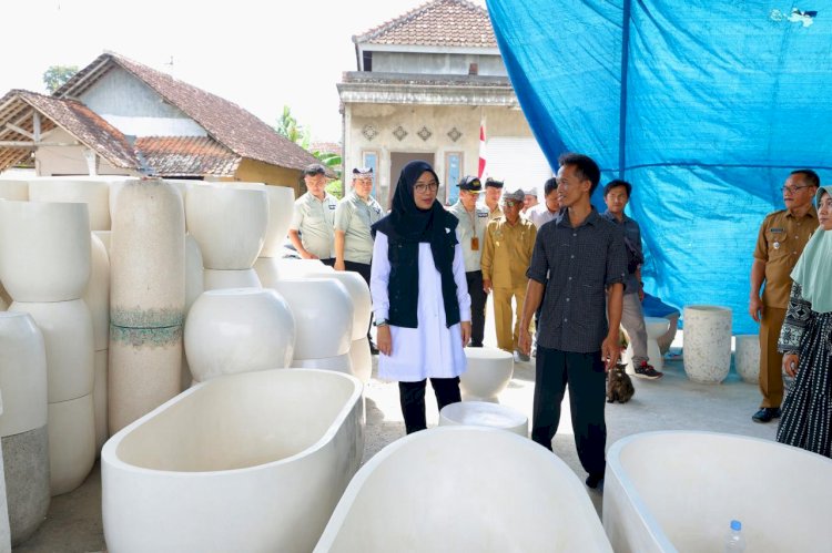 Bupati Ipuk mengunjungi rumah produksi furniture milik Soleh, warga Kecamatan Genteng Banyuwangi/Humas Pemkab Bwi