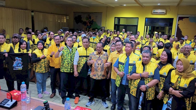 Teks foto: Kader Golkar Surabaya bersama Armuji/RMOLJatim