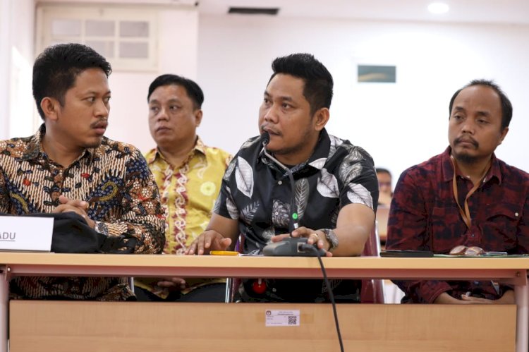 Teks foto: Ketua Bawaslu Kota Surabaya Novli Bernado T. (Teradu VI) saat sidang pemeriksaan perkara dugaan pelanggaran KEPP perkara Nomor 141-PKE-DKPP/VII/2024/ist