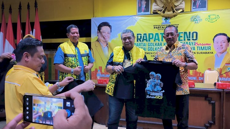 Teks foto: Armuji menerima kaos sosialisasi dari DPD Golkar Surabaya/RMOLJatim