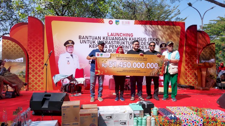 Bupati Kediri Hanindhito Himawan Pramana serahkan bantuan keuangan khusus