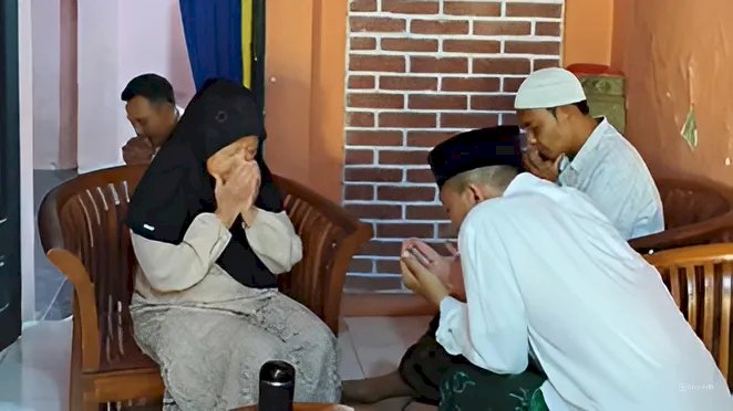 Bacabup Banyuwangi, Ali Makki Zaini meminta didoakan salah satu warga/ist