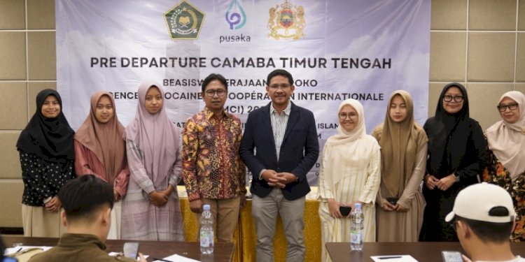 Dirjen Pendis Abu Rokhmad (berjas) bersama mahasiswa baru penerima beasiswa dari Kerajaan Maroko/Ist