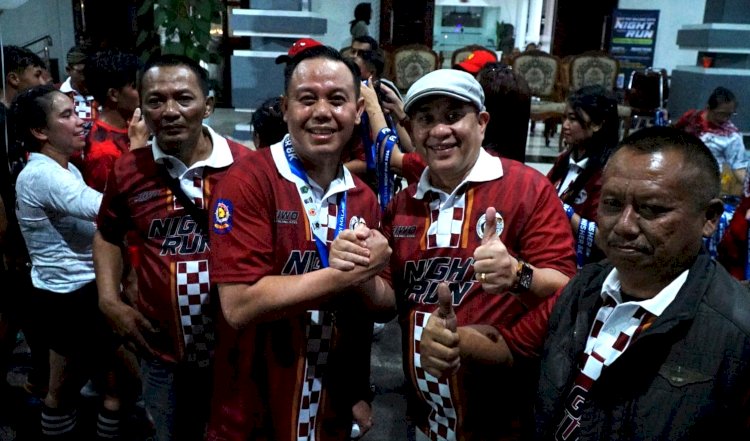 Ketua Umum PWI Pusat, Zulmansyah Sakedang (dua dari kanan) usai mengalungkan medali didampingi Ketua PWI Jatim, Lutfil Hakim dan Ketua PWI Malang Raya, Cahyono/Ist