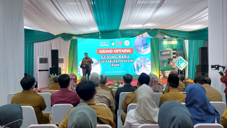 Bupati kediri saat menghadiri peresmian Gedung KRIS A RSKK Kediri 