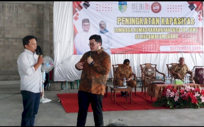 Bupati Kediri Hanindhito Himawan Pramana saat bertemu ratusan ketua RT dan RW di Badas Pare/RMOLJatim