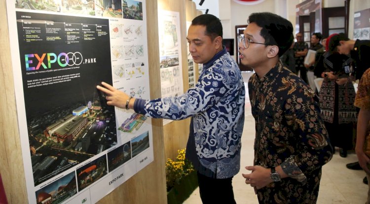 Wali Kota Eri melihat karya desain tim asal Kota Surabaya yang bertajuk 'Expo Park'/RMOLJatim