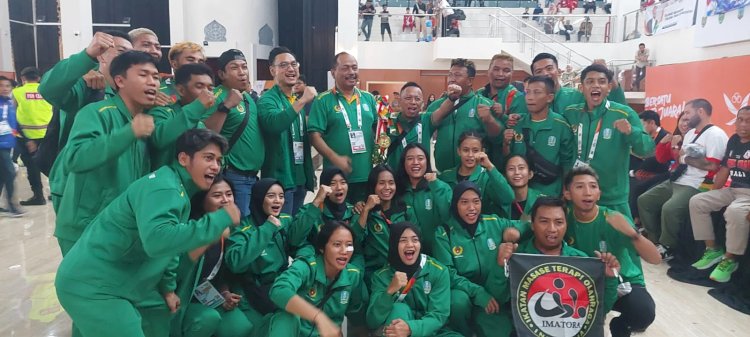 Kontingen Muaythai Jatim usai pertandingan di Bale Meuseraya, Banda Aceh, Selasa (10/9)/Ist