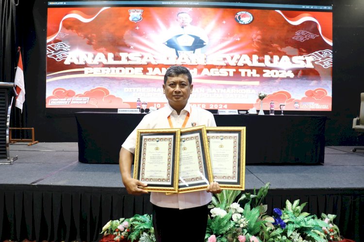 Kasatnarkoba AKP Toni Hermawan saat menerima 3 penghargaan /dok. Polres Madiun. 