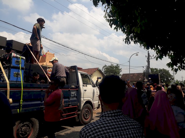 warga desa Banjardowo Kabuh Jombang saat unjukrasa
