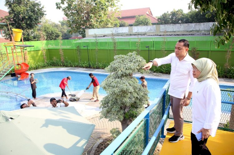 Wali Kota Eri Cahyadi meninjau proses revitalisasi Kolam Renang Jambangan/RMOLJatim