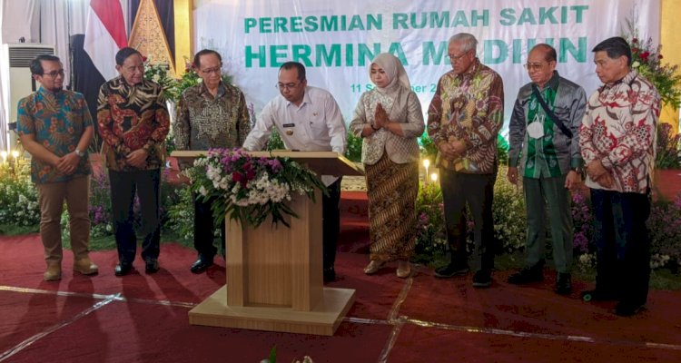 Penandatanganan prasasti sebagai tanda RS Hermina Madiun resmi dibuka oleh Pj Wali Kota Madiun Edy Supriyanto/ RMOLJatim