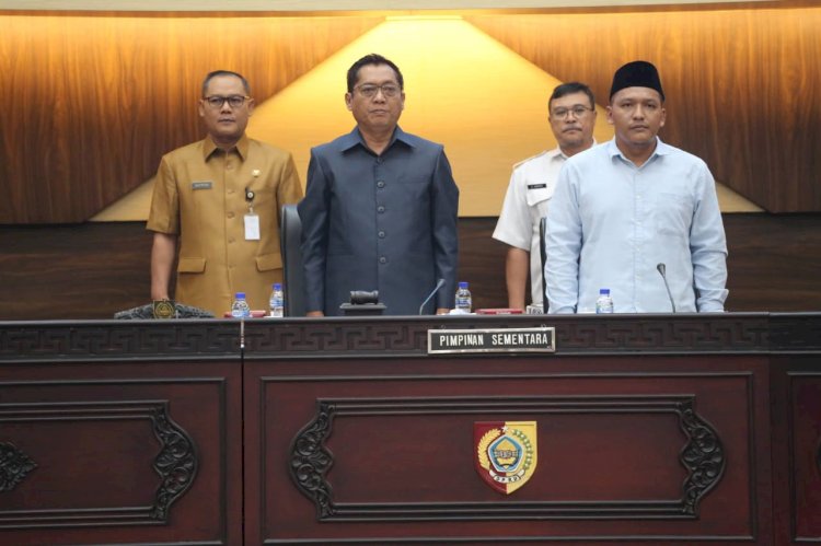 Ketua DPRD Jember sementara, Ahmad Halim dan wakil ketua DPRD Jember sementara, Gus Fuad Ahsan di Dampingi Sekwan, Sutiyoso