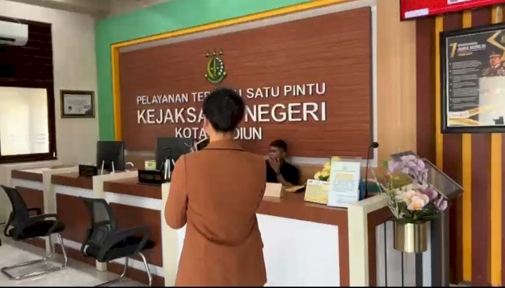 Manajer Humas dan Protokoler PT INKA Nuur Aisyah M. W saat mendatangi kejaksaan/RMOLJatim