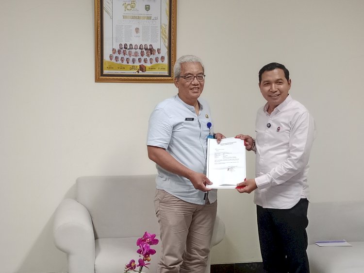 F Bagus Panuntun (kanan) saat menyerahkan surat pengunduran diri sebagai anggota dewan/RMOLJatim
