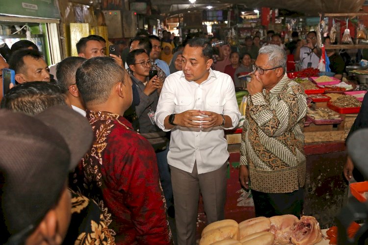 Teks foto: Wali Kota Eri meninjau Pasar Kembang Surabaya/RMOLJatim